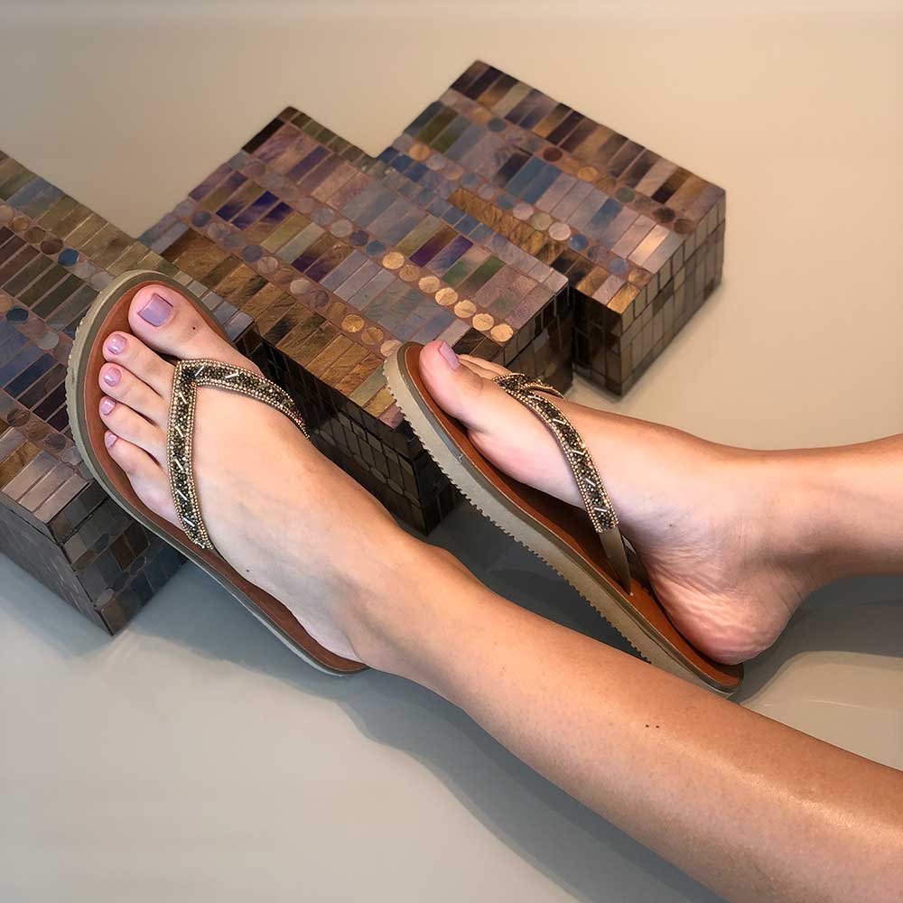 Sandália chinelo rasteira com tiras em brilho