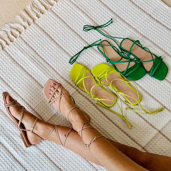 sandália rasteira tiras finas com enfeites monocolor e amarração perna