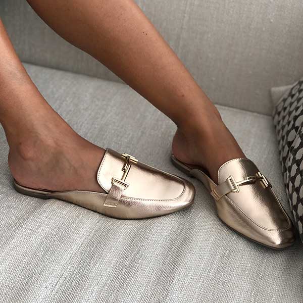 Sapato Mule bico quadrado c/enfeite em ouro