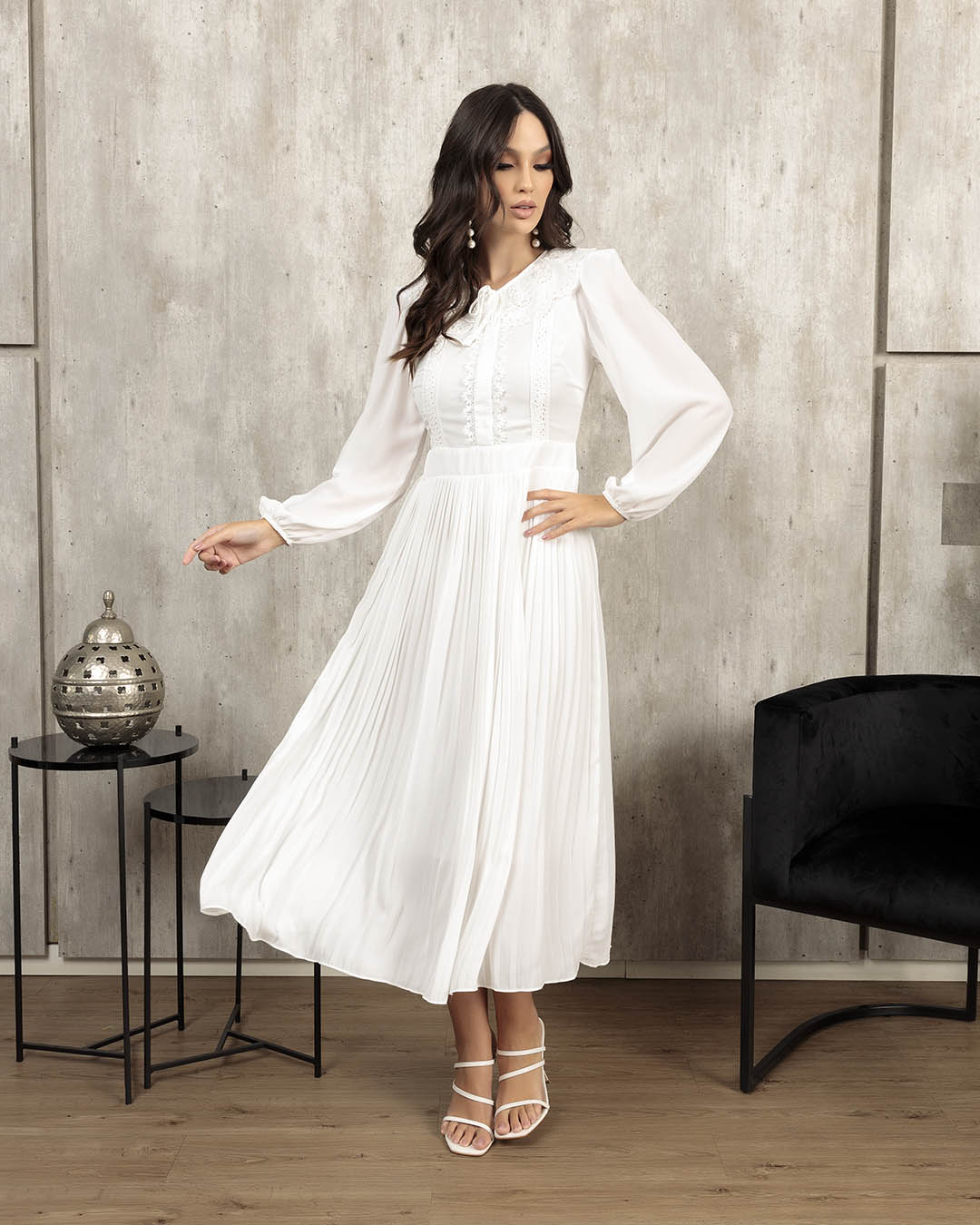 Vestido Elegante Manga Longa Crepe Plissado com Guipir Branco