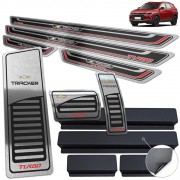 Kit Completo Tracker Turbo Soleiras Alto Relevo Aço Inox Com Vinil + chaveiro Chevrolet + pedaleiras automático  + descanso de pé 