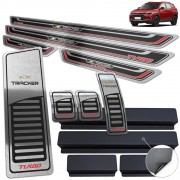 Kit Completo  Tracker Turbo Soleiras Alto Relevo Aço Inox Com Vinil + chaveiro Chevrolet + pedaleiras manual  + descanso de pé 