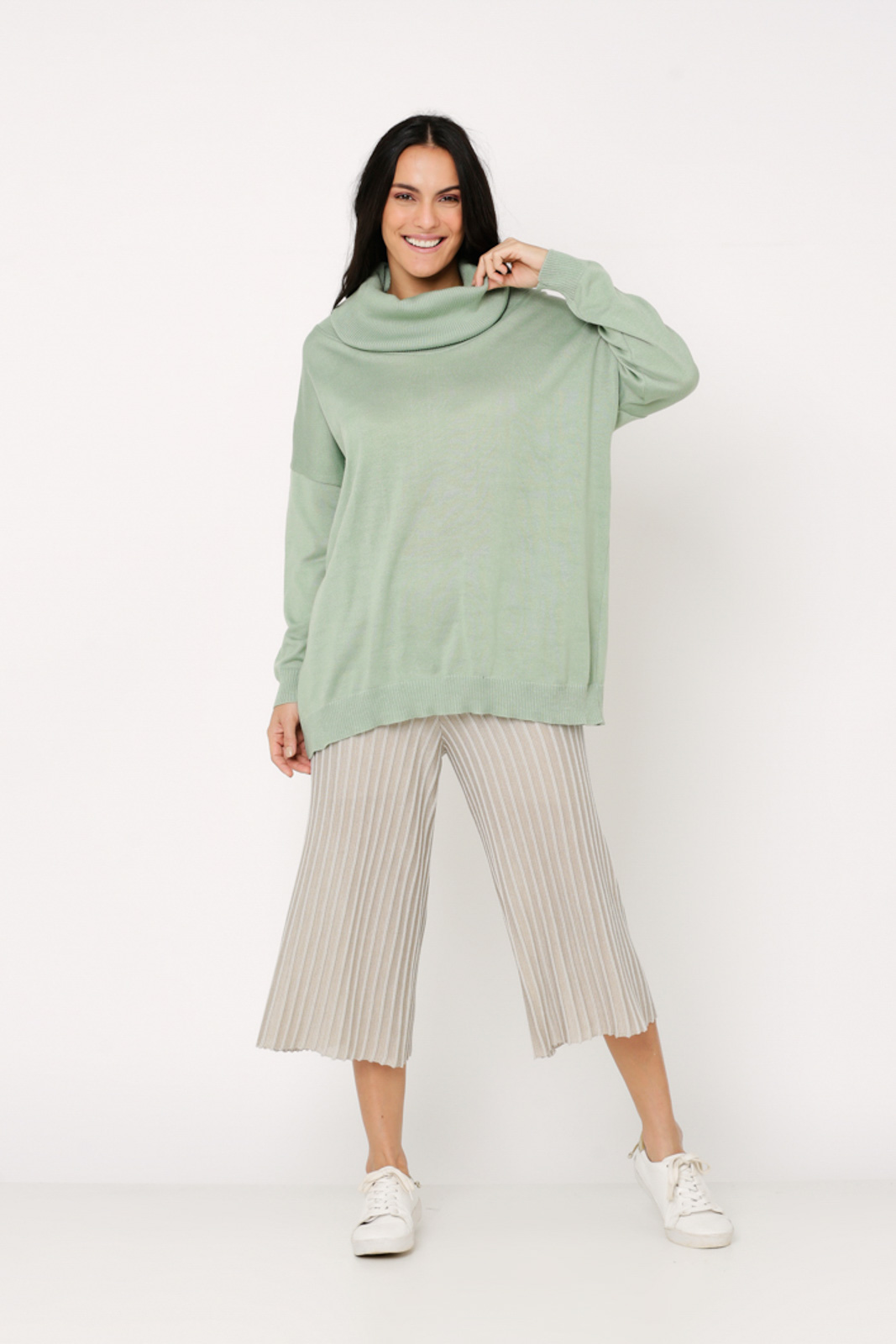Conjunto de tricot Ralm calça pantacourt nervuras e blusa ampla gola boba - Bege