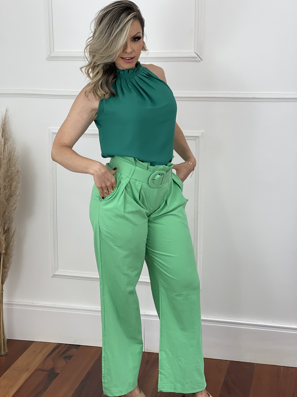 Look Pronto: Blusa Cava Americana Drapeado Gola Verde + Calça Max Pantalona Clochard Verde