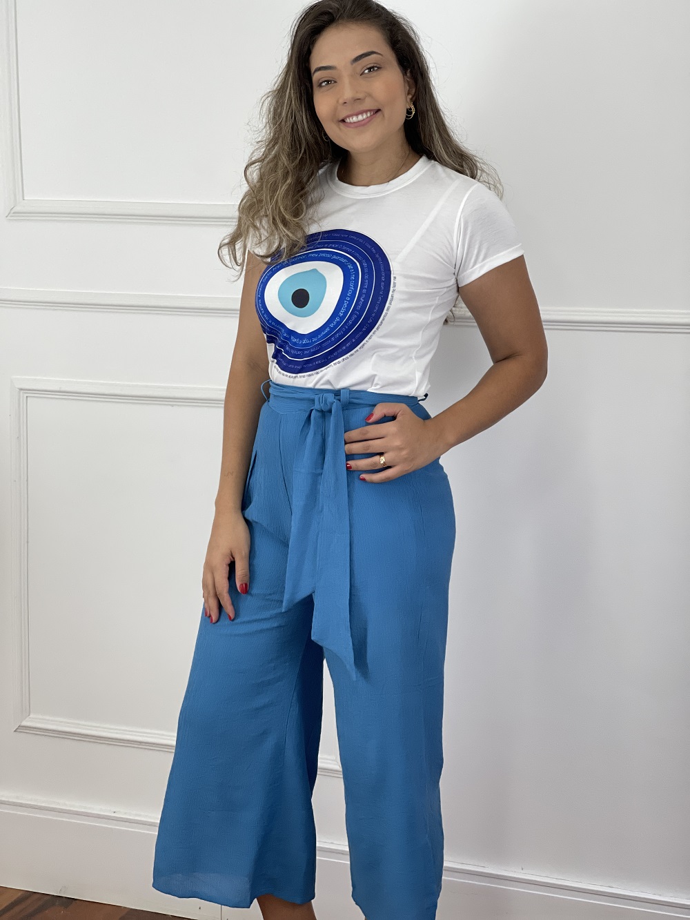 Look Pronto: Blusa T-shirt Estampa Frase Olho Grego + Calça Pantacourt Texturas Azul