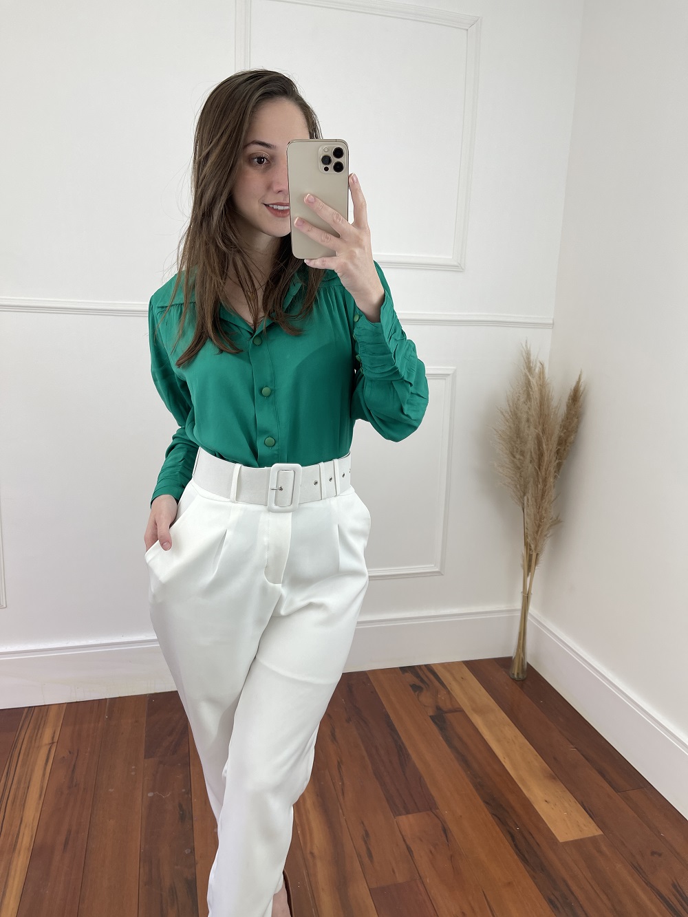 Look Pronto: Camisa Manga Longa Viscose Botões Punho Verde + Calça Cenoura Cinto Encapado Branca