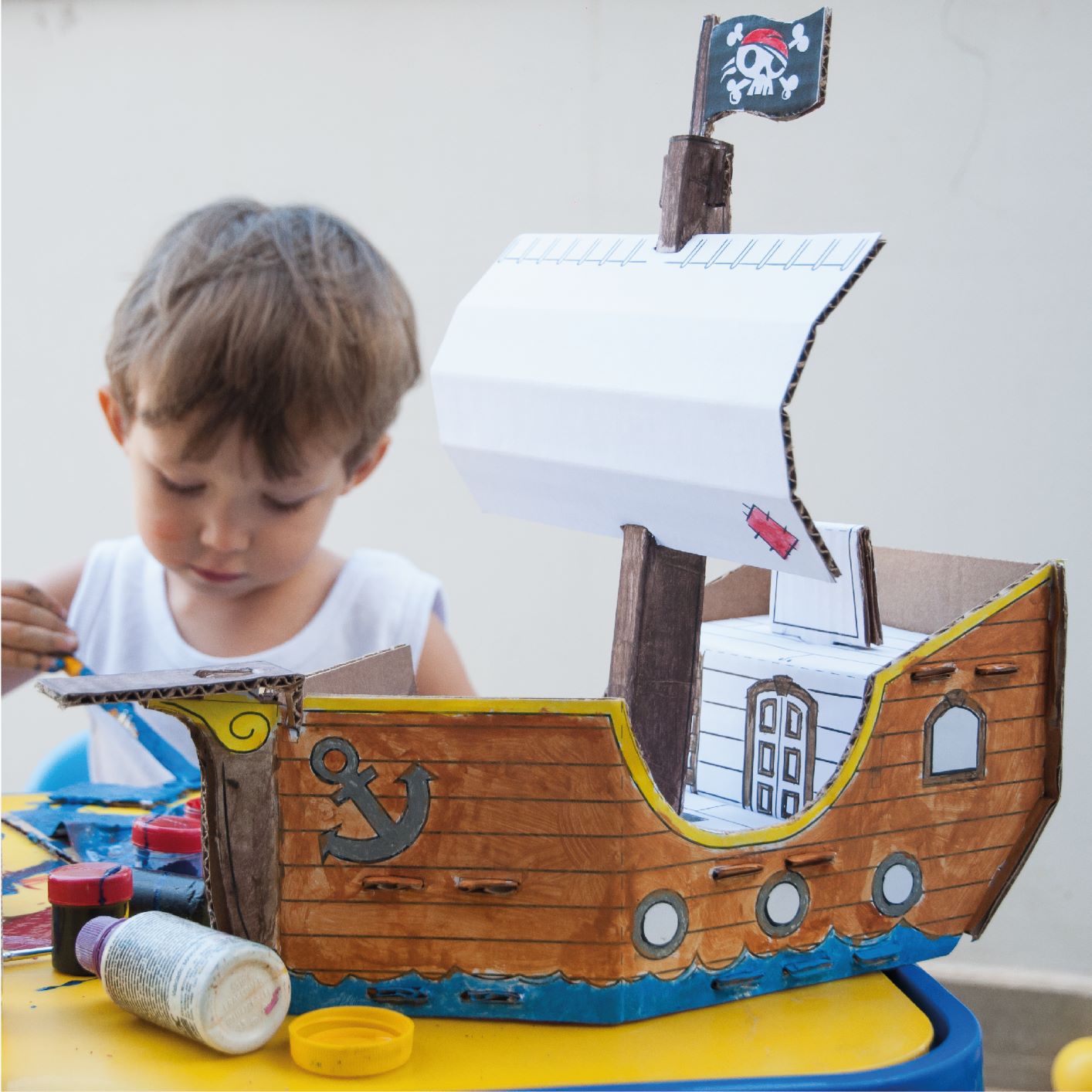 Navio pirata de papelão para montar e colorir