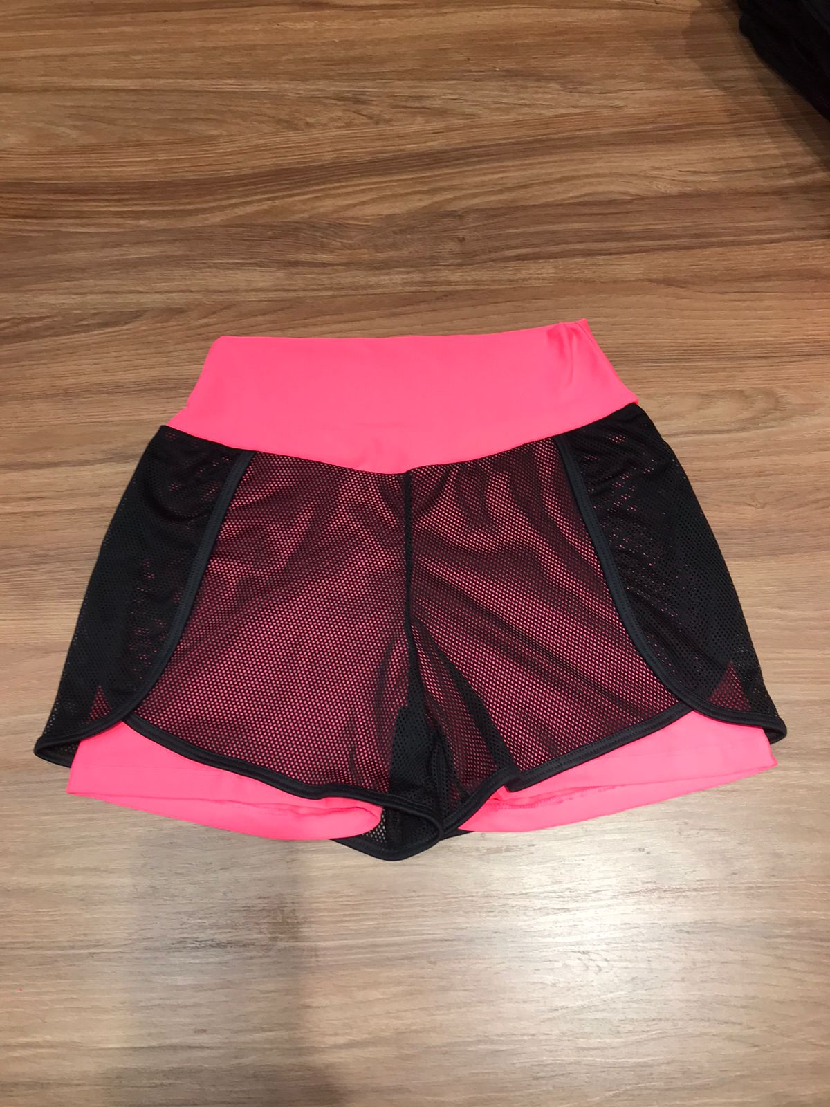 BM03 Shorts Feminino com tela em Neon.