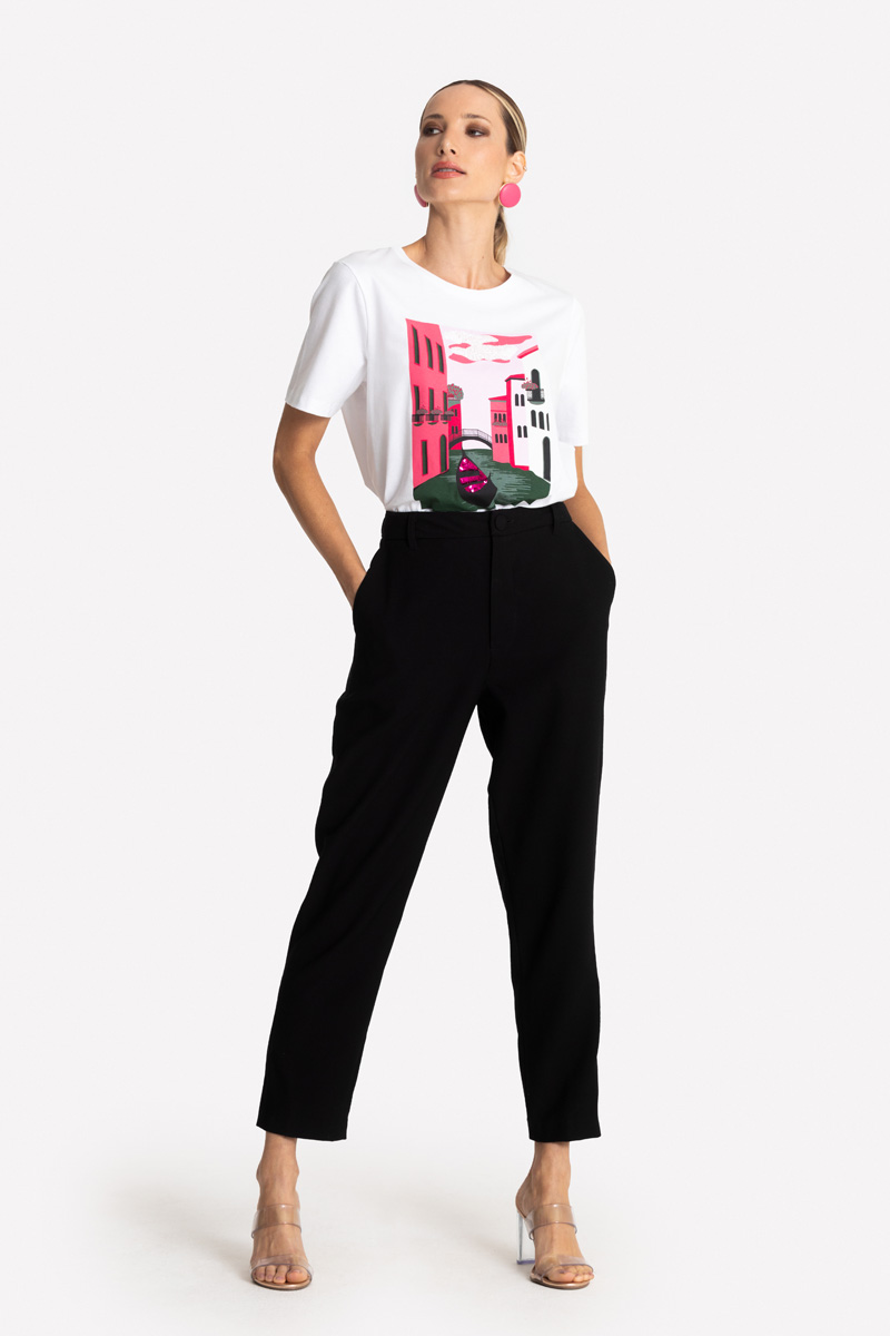 Blusa t-shirt manga curta com estampa e bordado exclusivo na frente em cotton ecológico