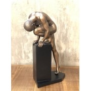 Escultura de Resina Homem Pedestal