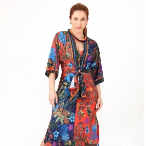 Kimono Atena Onças, Tucanos, Folhagens e Flores Diversas, Barrado Onças e Fundo Meio a Meio Azul e Laranja