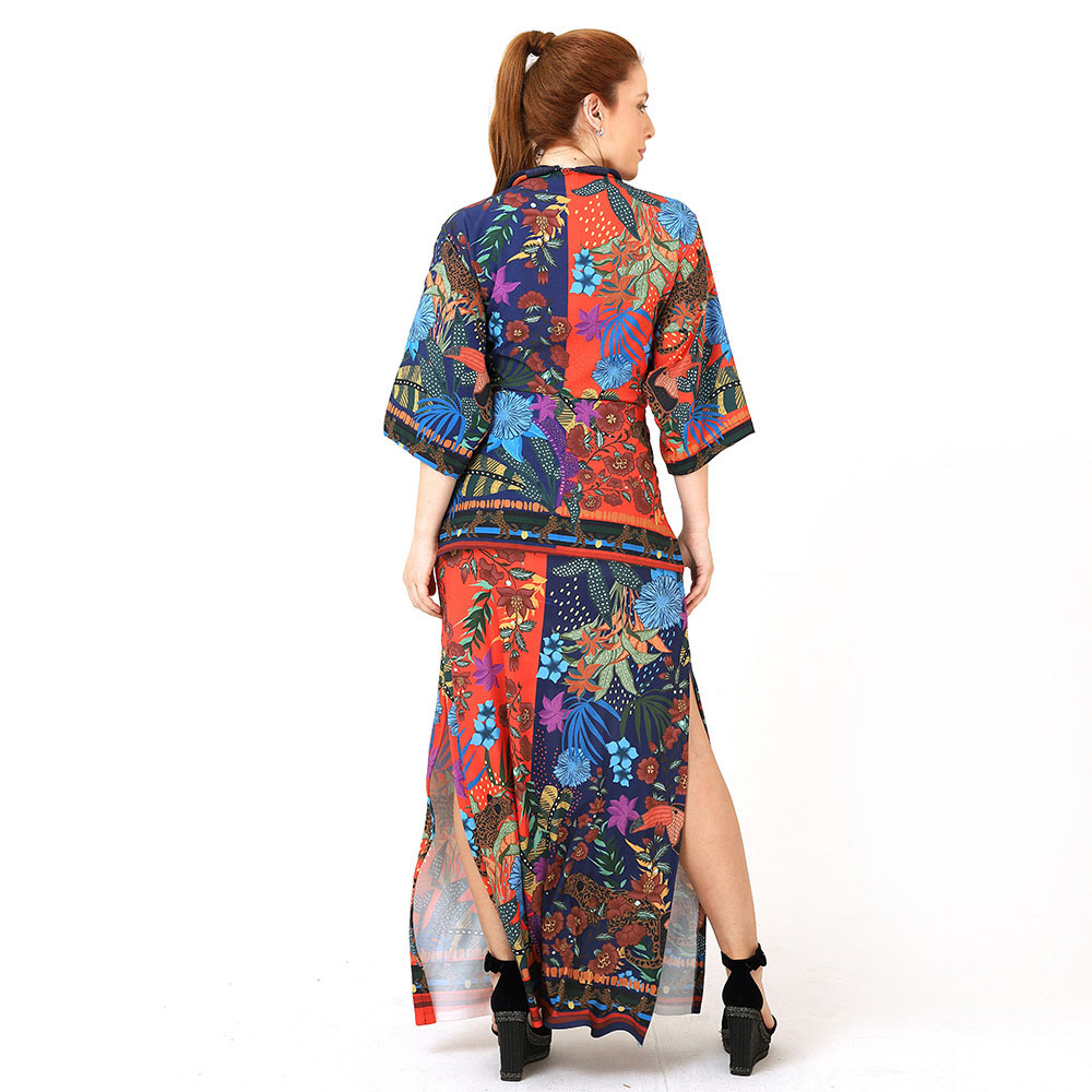 Kimono Atena Onças, Tucanos, Folhagens e Flores Diversas, Barrado Onças e Fundo Meio a Meio Azul e Laranja #3