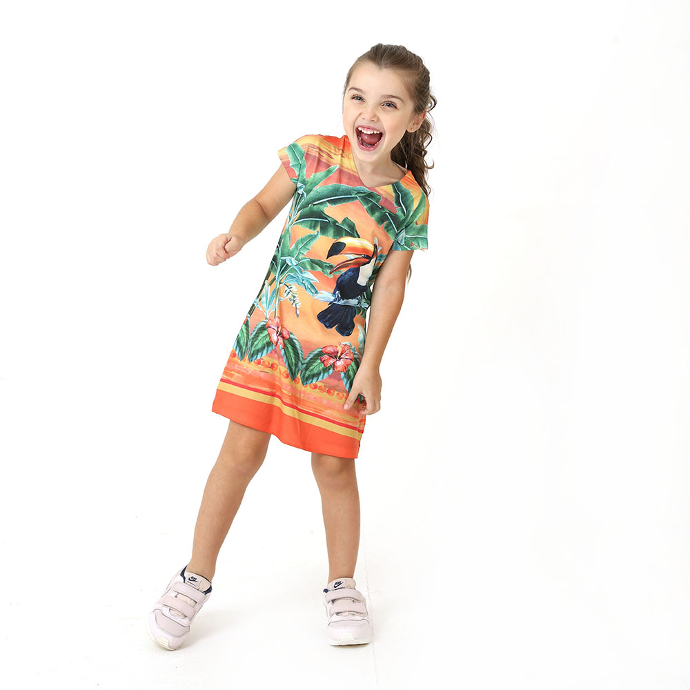 Vestido Infantil Vanilla Tucano com Bananeiras, Barrado com Hibiscos e Fundo Pôr do Sol #1