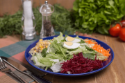 Salada Bowl Arco-íris com molho italiano + Saltenha Frango (320g)