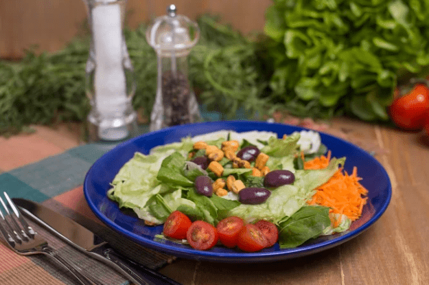 Salada Copo Delifresh com molho italiano + Saltenha Marguerita (320g)
