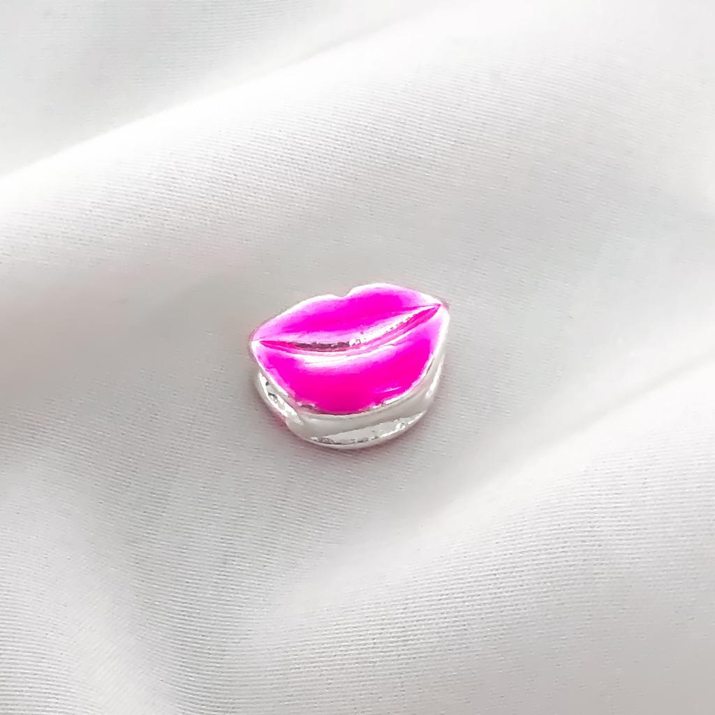 Berloque Beijo Rosa Banhado em Prata