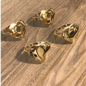 Conjunto de porta guardanapos em anel dourados formato coração 4 und .Cód 1903