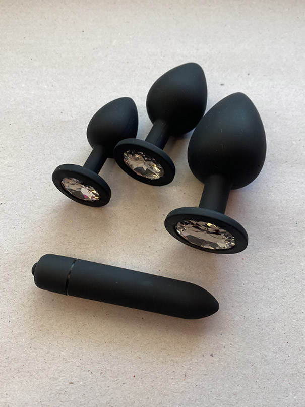 Kit Plug Anal de Silicone + Dan - Bullet com 10 modos de vibração - Cor Preta