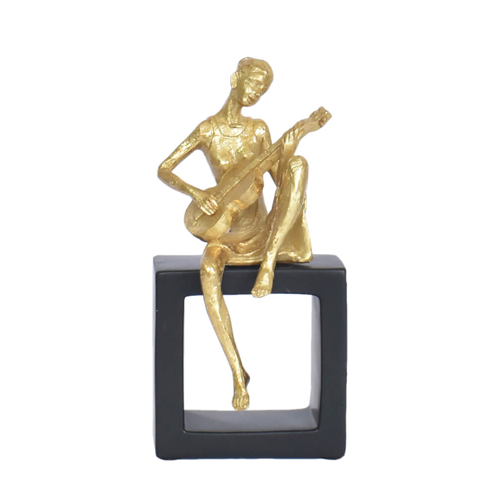 Estatueta  Preta e Dourada Musicista  Violão 20,5 Cm
