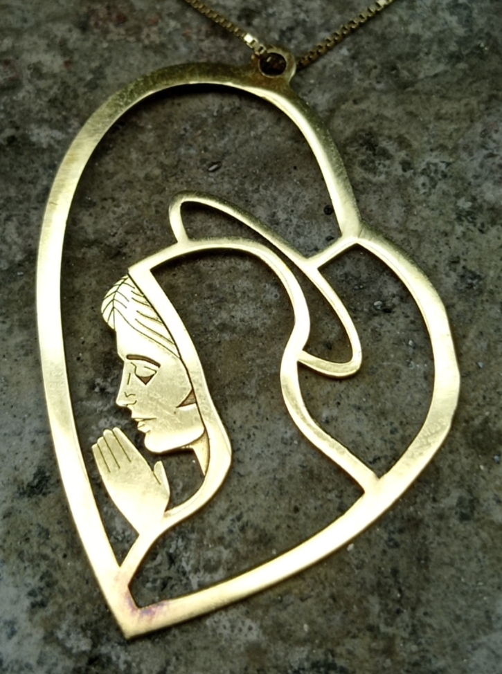 Cordão Feminino com o símbolo da Nossa Senhora Vazado.