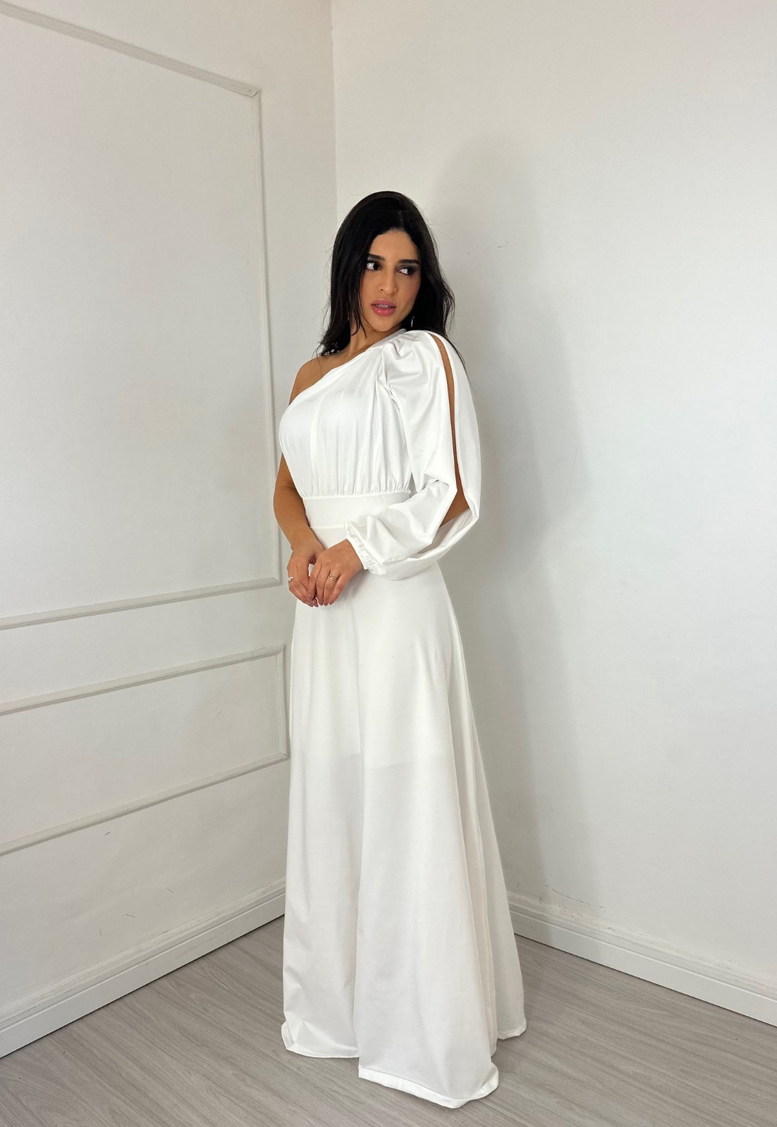 Vestido Longo Fluity uma Manga Rilana Branco para Noivas, Casamento Civil, Noivado e Ano Novo