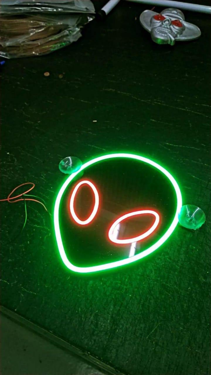 Boneco Et Luminoso Neon Alienígena Led Caminhão 12v Verde