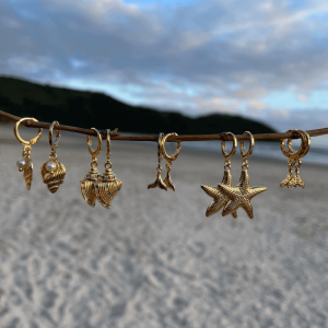 Brinco Argolinha Cauda de Sereia Texturizada  - Coleção Sirena - Mina de Fé Joias - Banhado a Ouro 18k