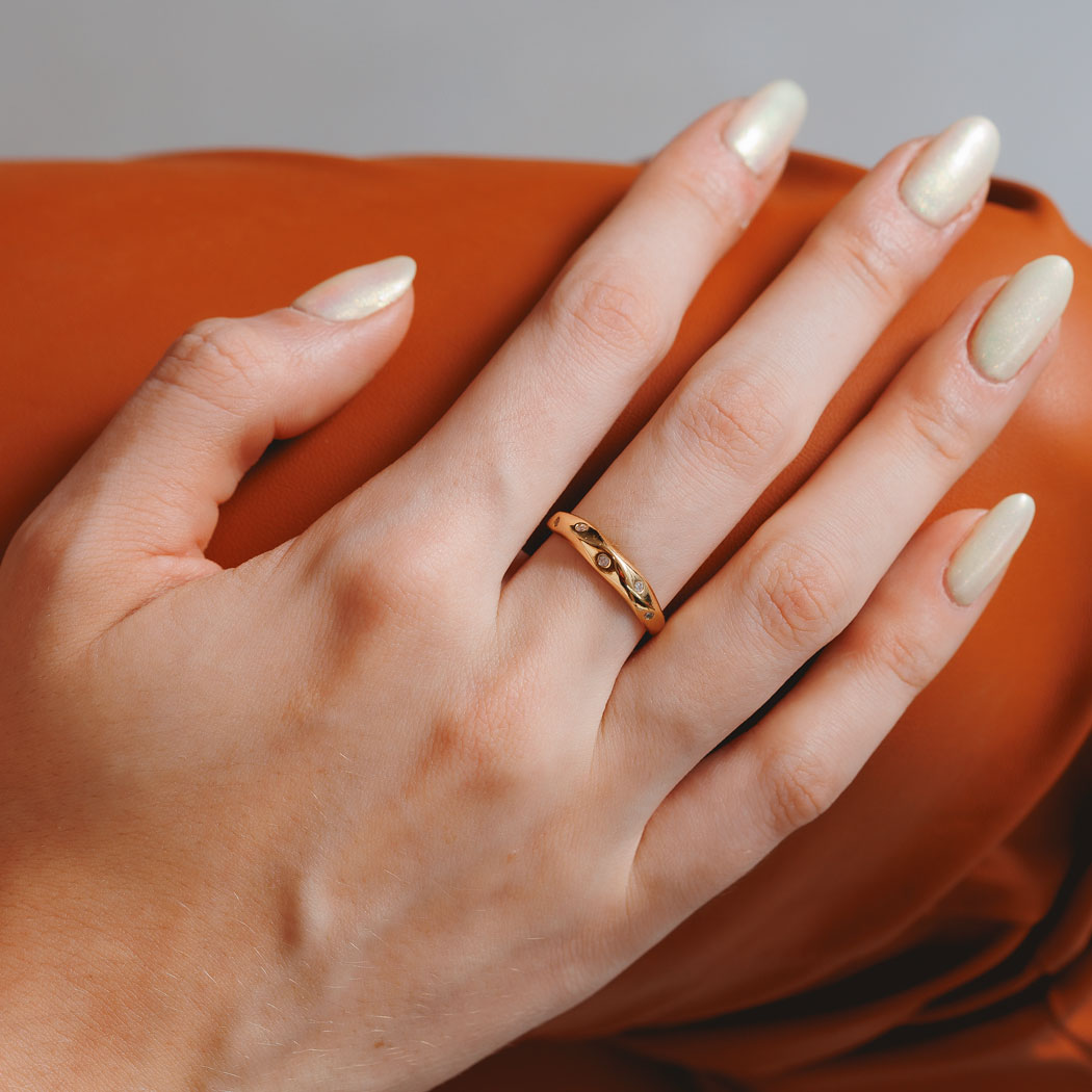anel minimalista ondas zircônias dourado