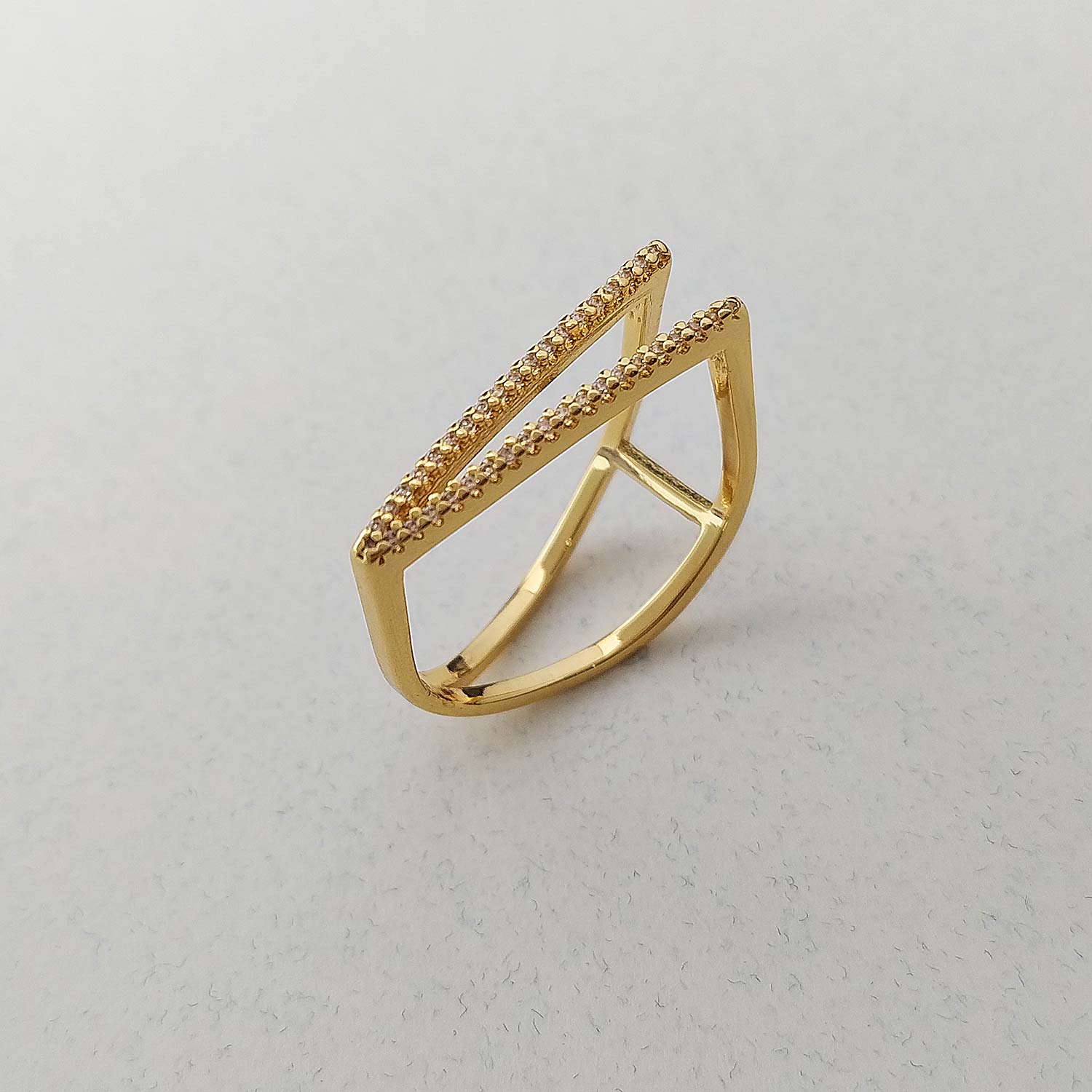 anel moderno V zircônias dourado