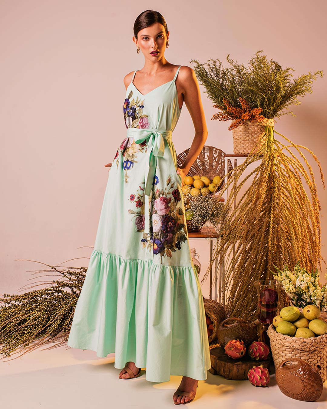 Vestido longo de alcinha com babado e flores aplicadas
