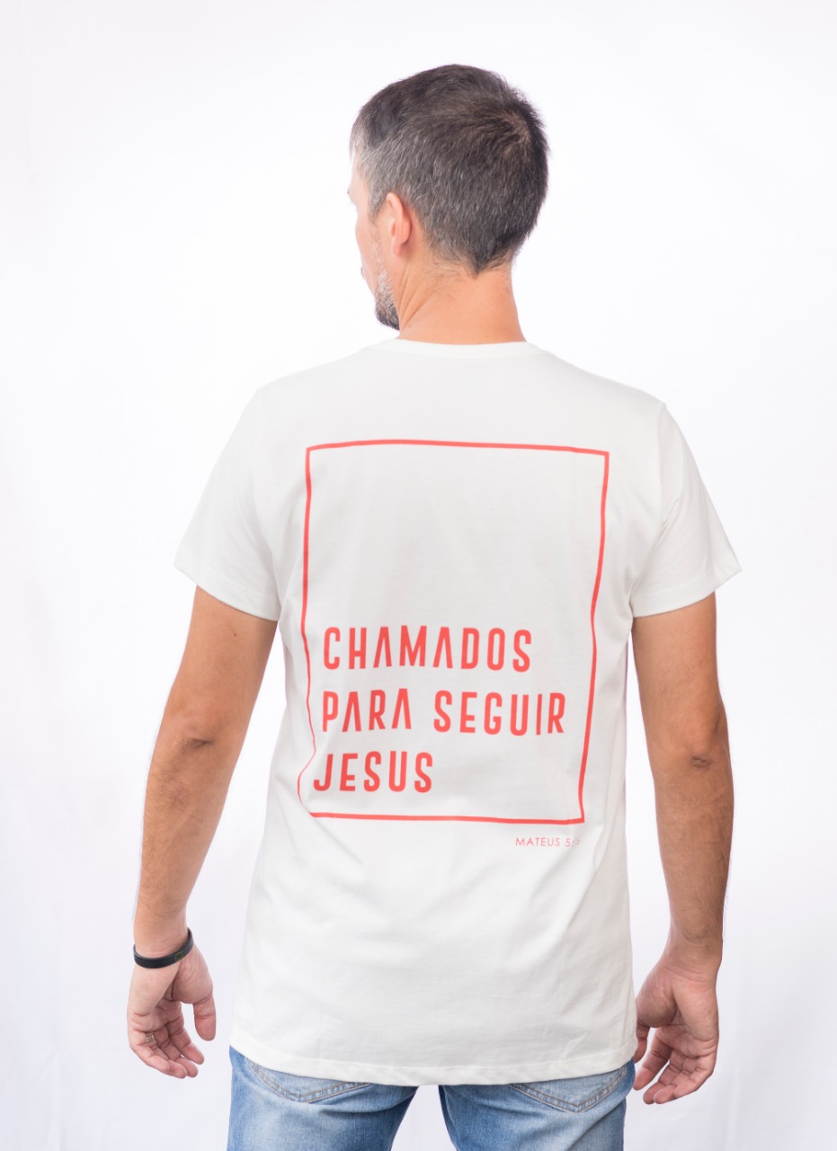 Camiseta branca chamados pra seguir Jesus