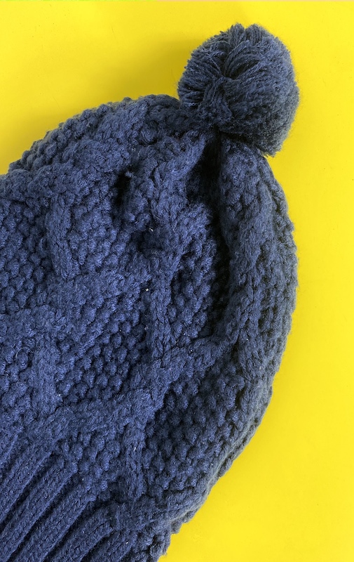 Gorro Azul Marinho com Pompom Feminino - Tamanho único (Produto Novo)