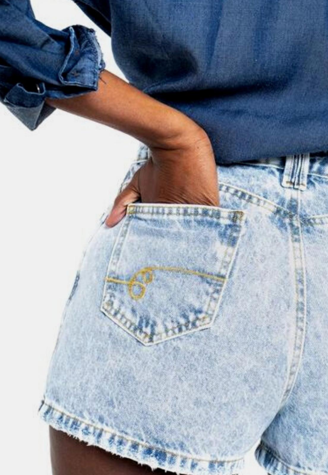 Short Jeans Marmorizado Curto