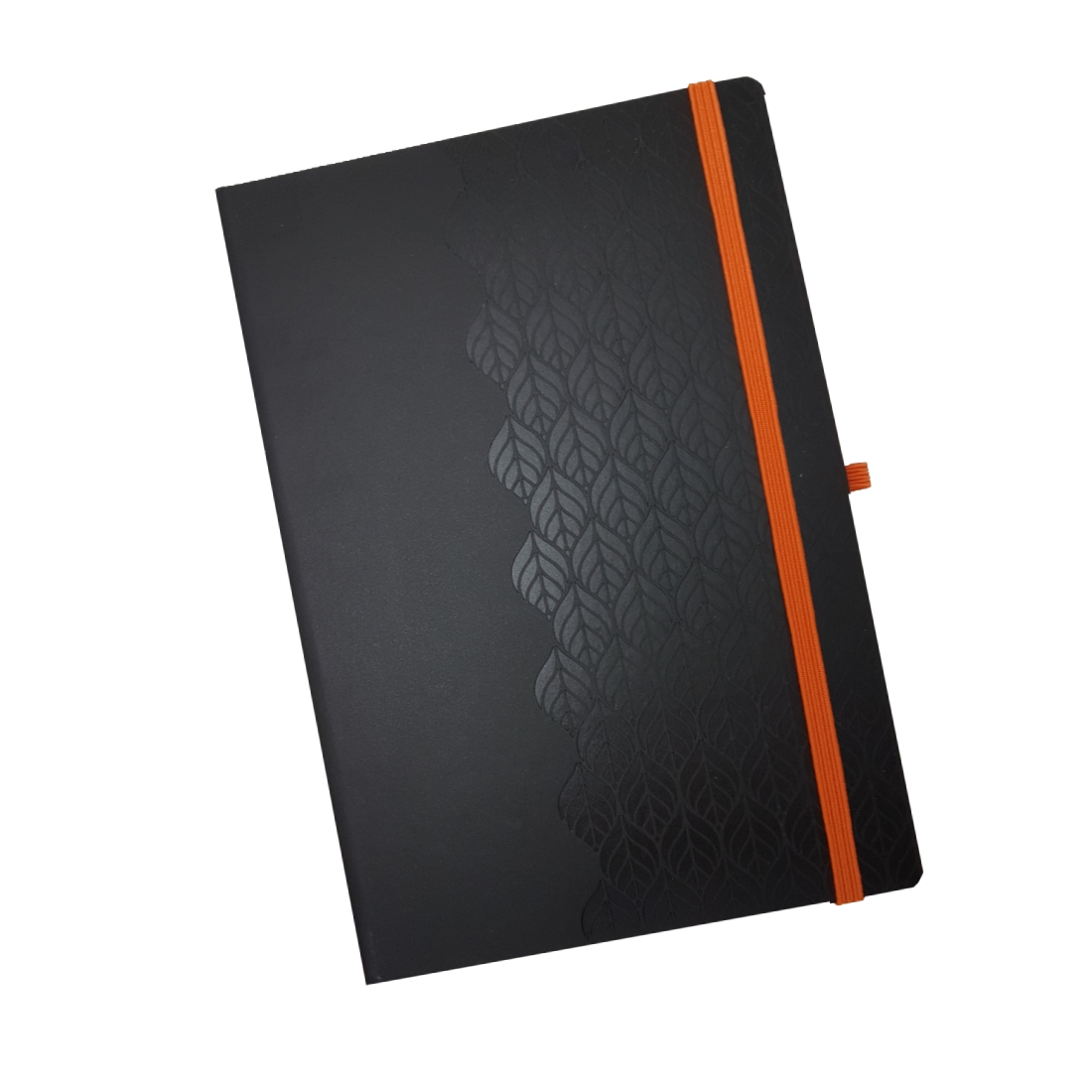 Caderno preto com detalhes em relevo, com elástico laranja e marca páginas