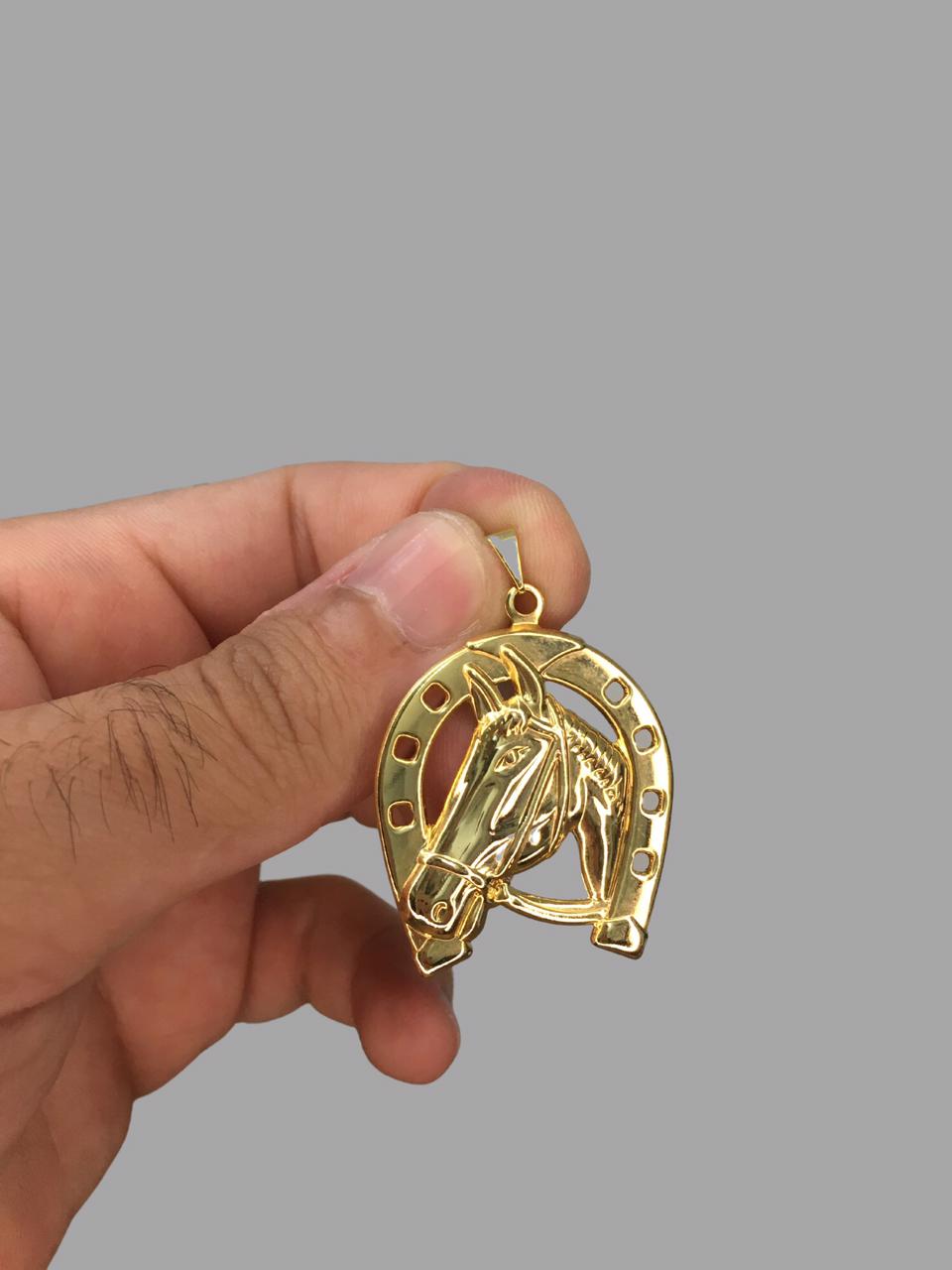 Pingente ferradura com cavalo  banhado a ouro 18k