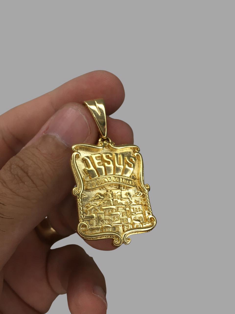 Pingente Jesus é o dono do lugar  - banhado a ouro 18k