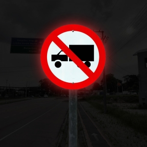 Placa proibido trânsito de caminhões R-9