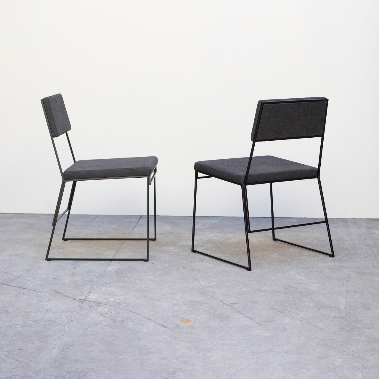 Cadeira Hooke Estofada - Corino - Várias Cores 49x75x43 - 7kg - Design Autoral Brasileiro - Fubbá - Objetos Inteligentes