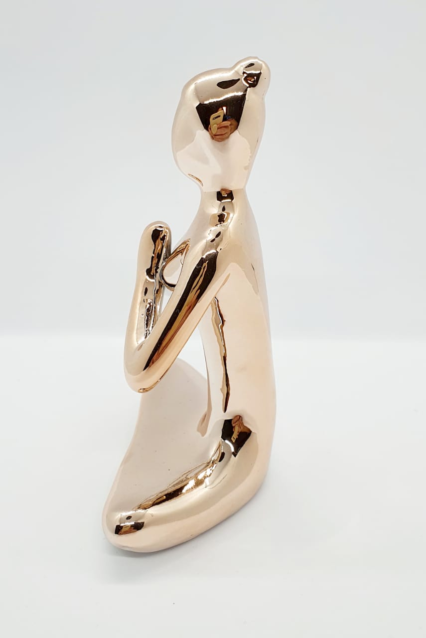 Bailarina Yoga em porcelana rose gold - mãos entrelaçadas busto