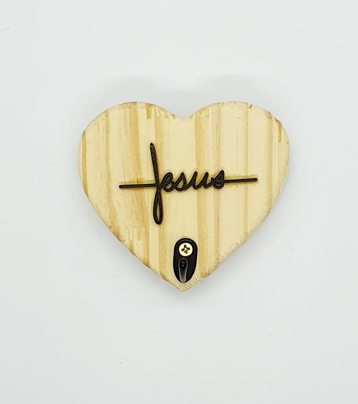 Coração de madeira com gancho de metal - Jesus