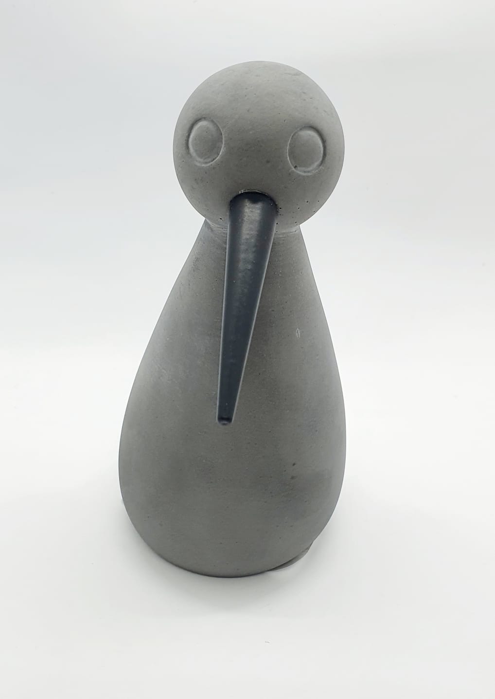 Escultura pássaro em cimento escuro rústica (bico baixo)