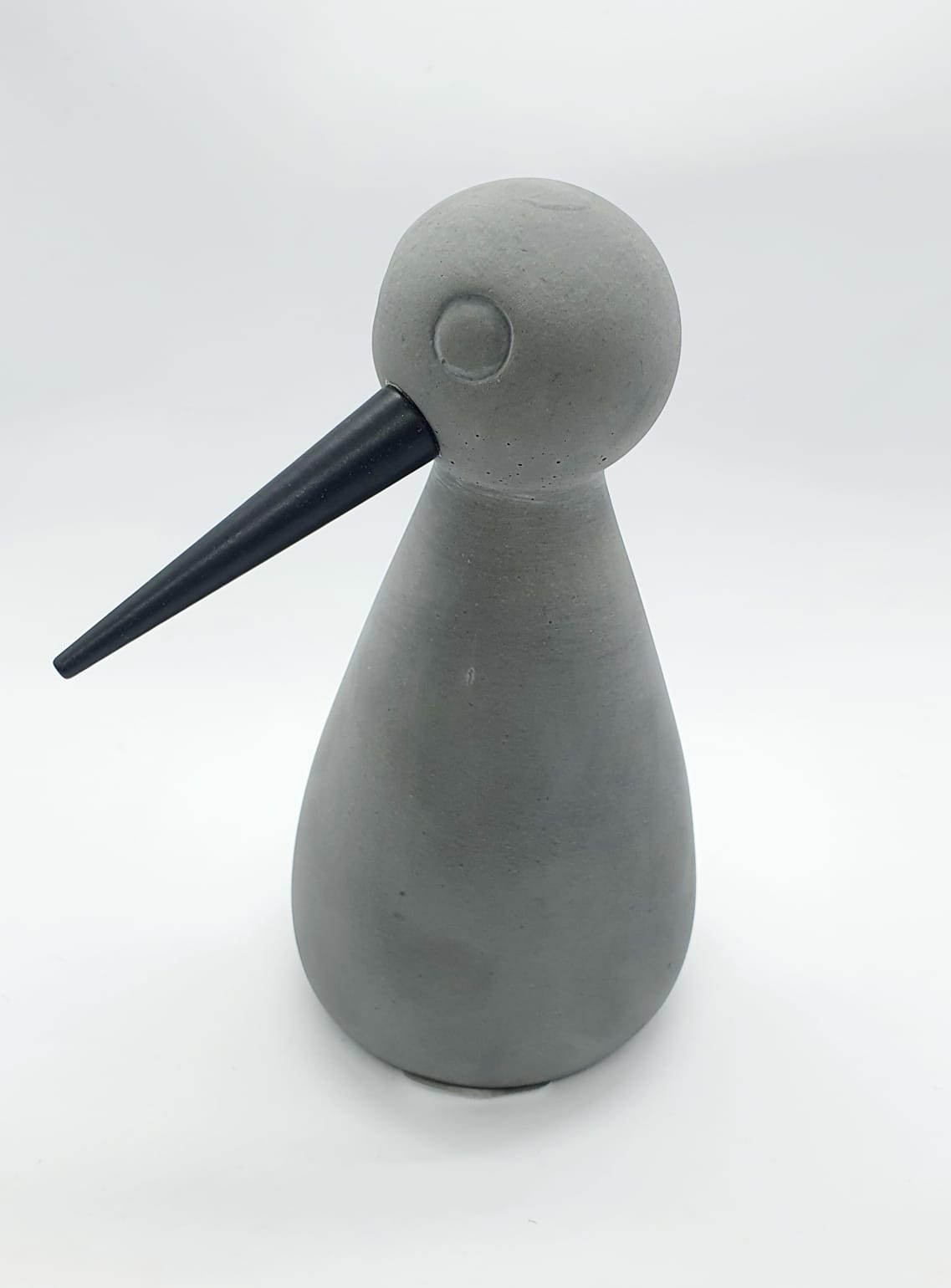 Escultura pássaro em cimento escuro rústica (bico baixo)