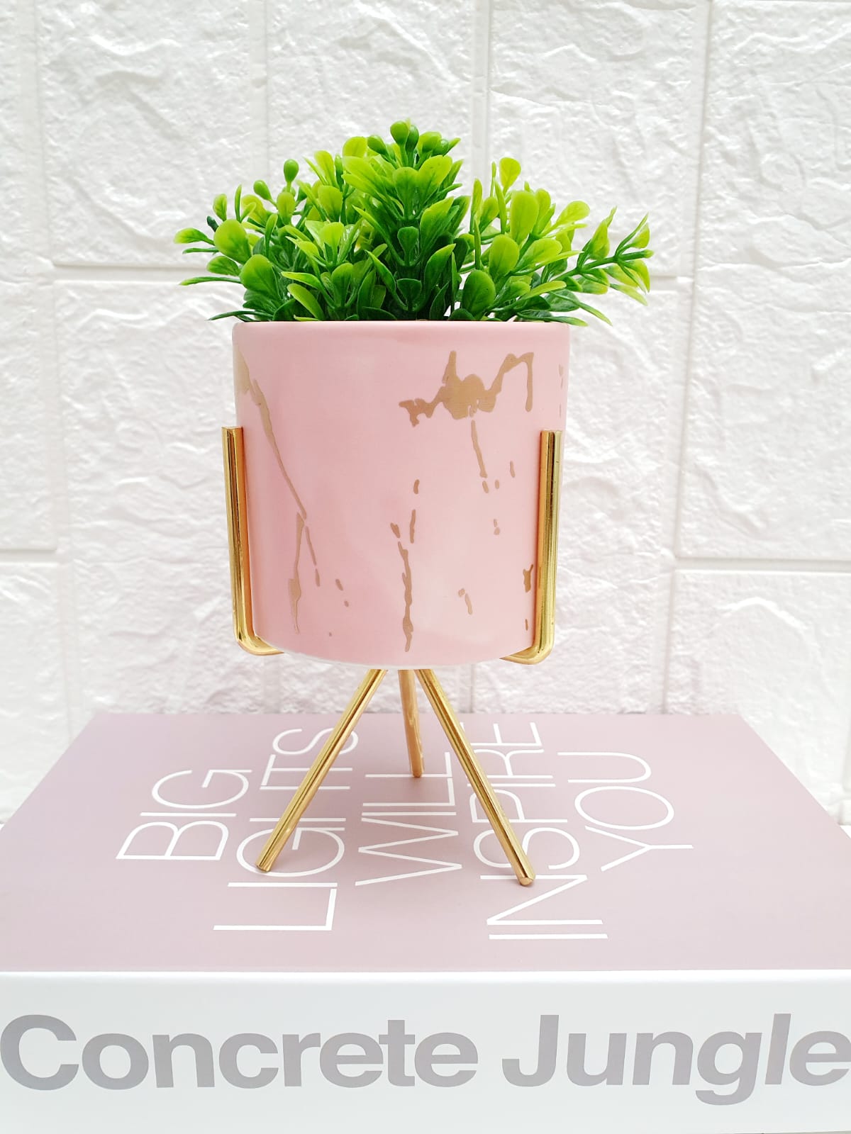 Vaso decorativo em resina com suporte de metal dourado - rosa