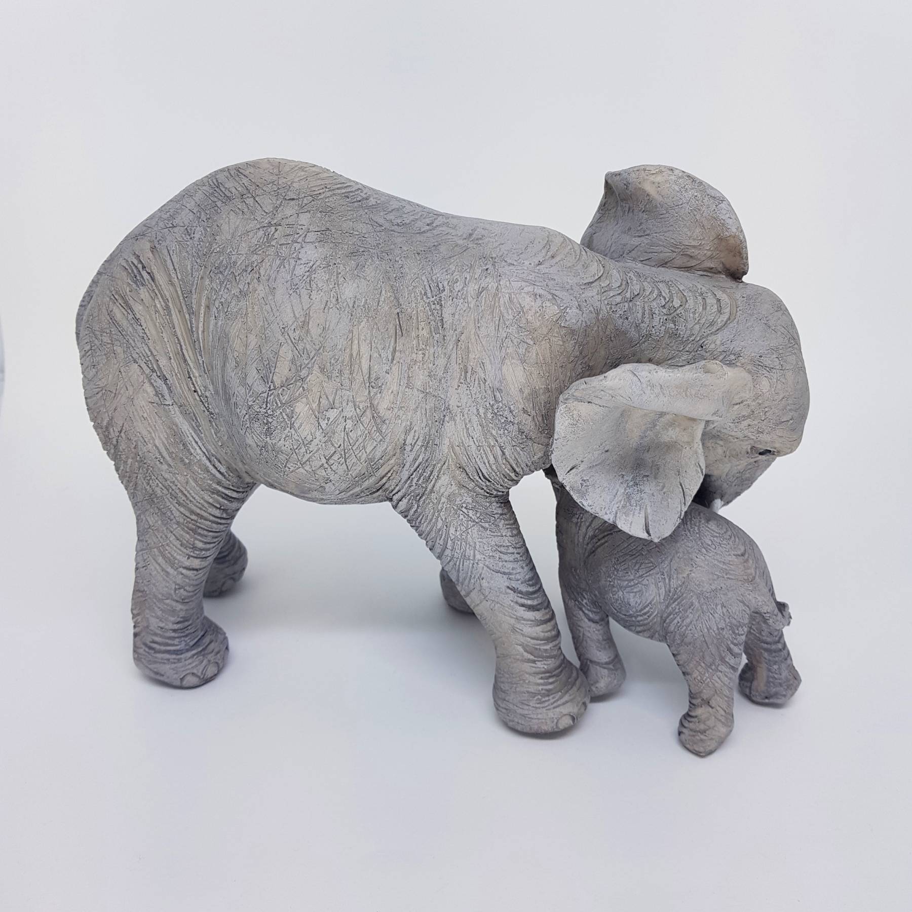 Elefante mamãe e bebê brincando, em resina