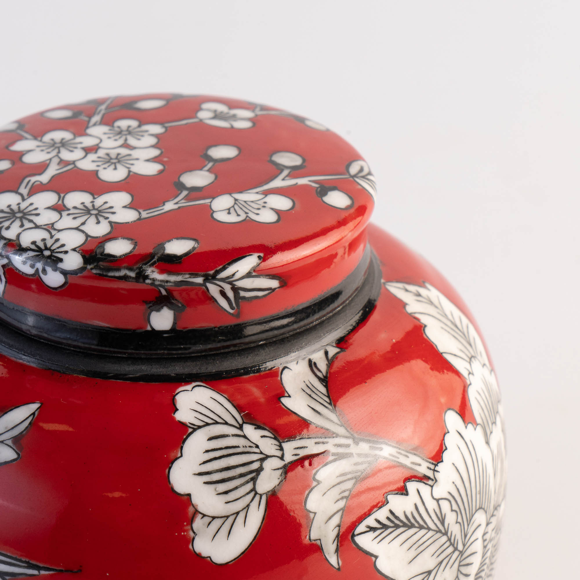 Vaso de Porcelana vermelho com detalhes em flores branco - 12 cm