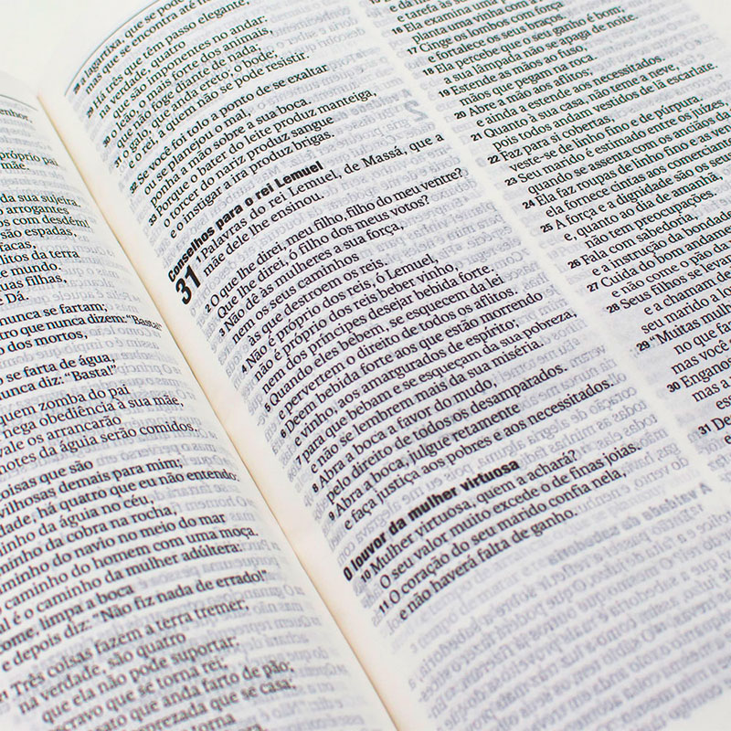 Bíblia Sagrada Slim - Flor | Naa | Couro Sintético | Letra Grande | Branca