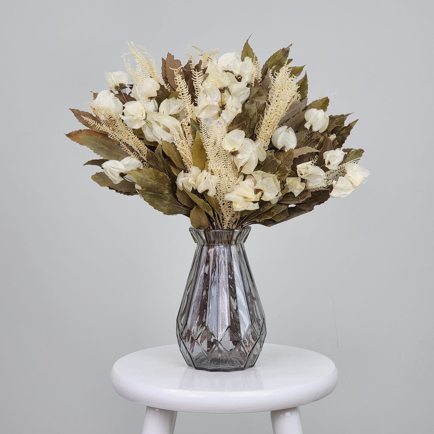 Arranjo Desidratado Flores Adoráveis Branco + Vaso Fumê