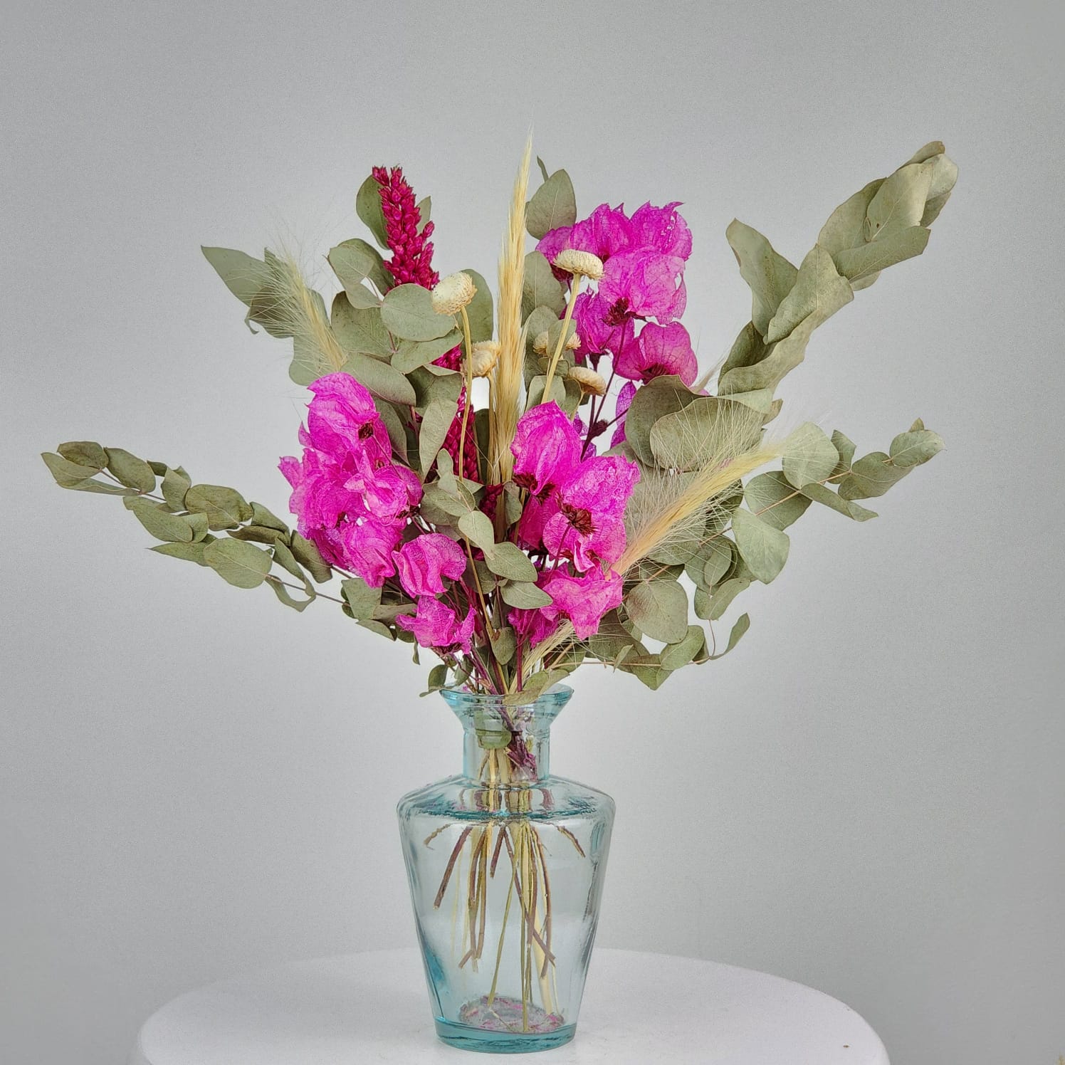 Arranjo Desidratado Delicadeza Eucalipto e Flores Rosa + Vaso Incolor Pequeno
