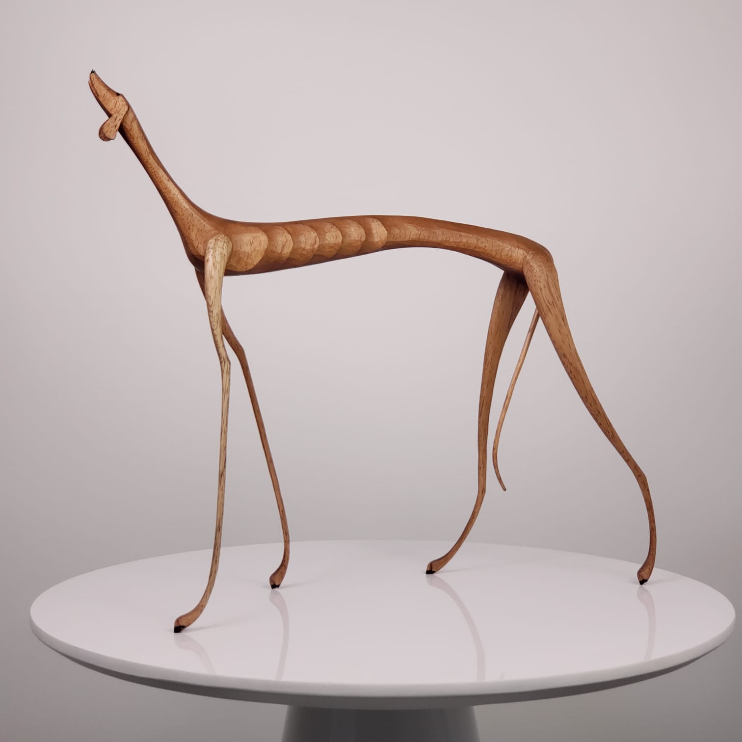 Escultura Cachorro Baleia Andando Olhando para Cima - Na