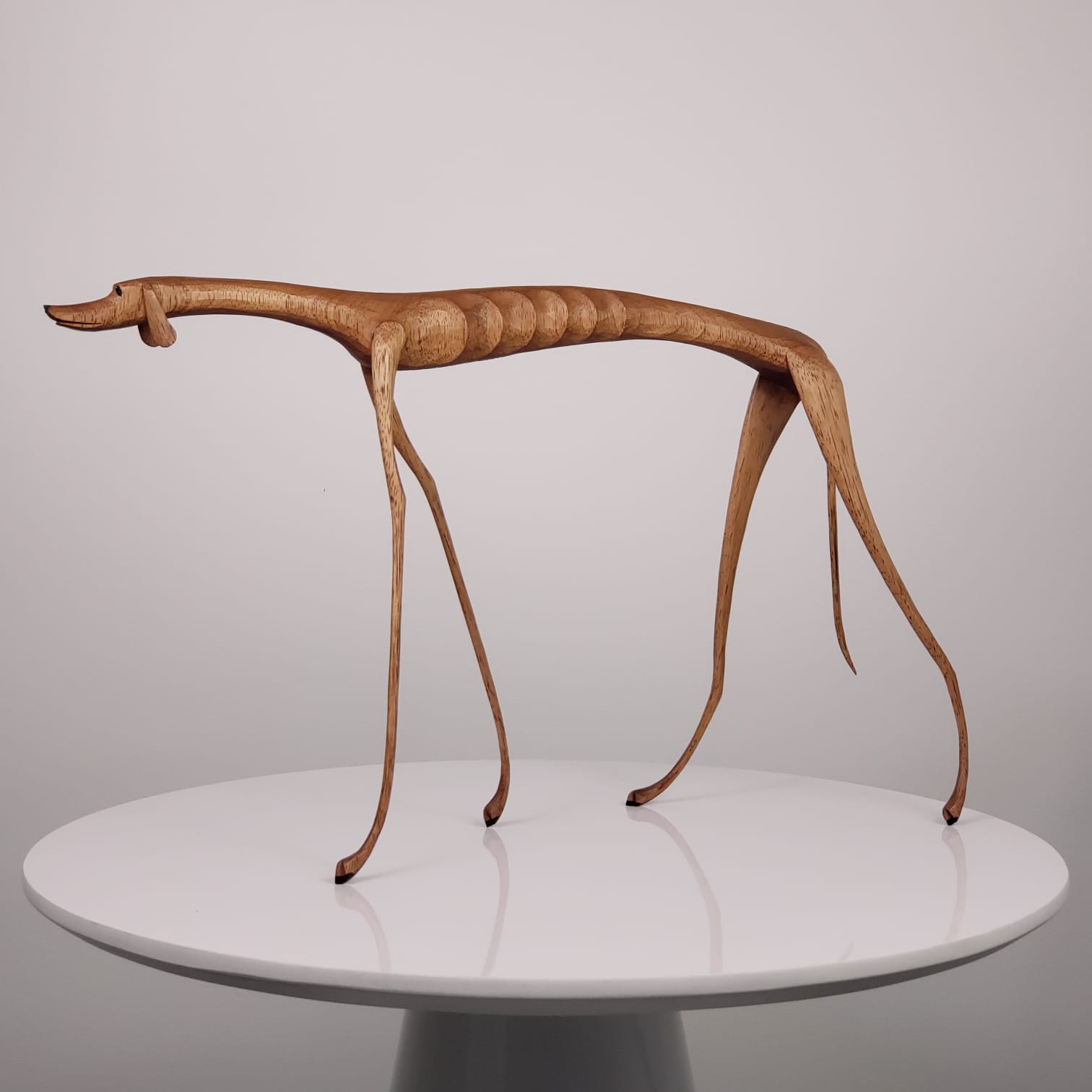 Escultura Cachorro Baleia Andando Olhando  Reto - Na